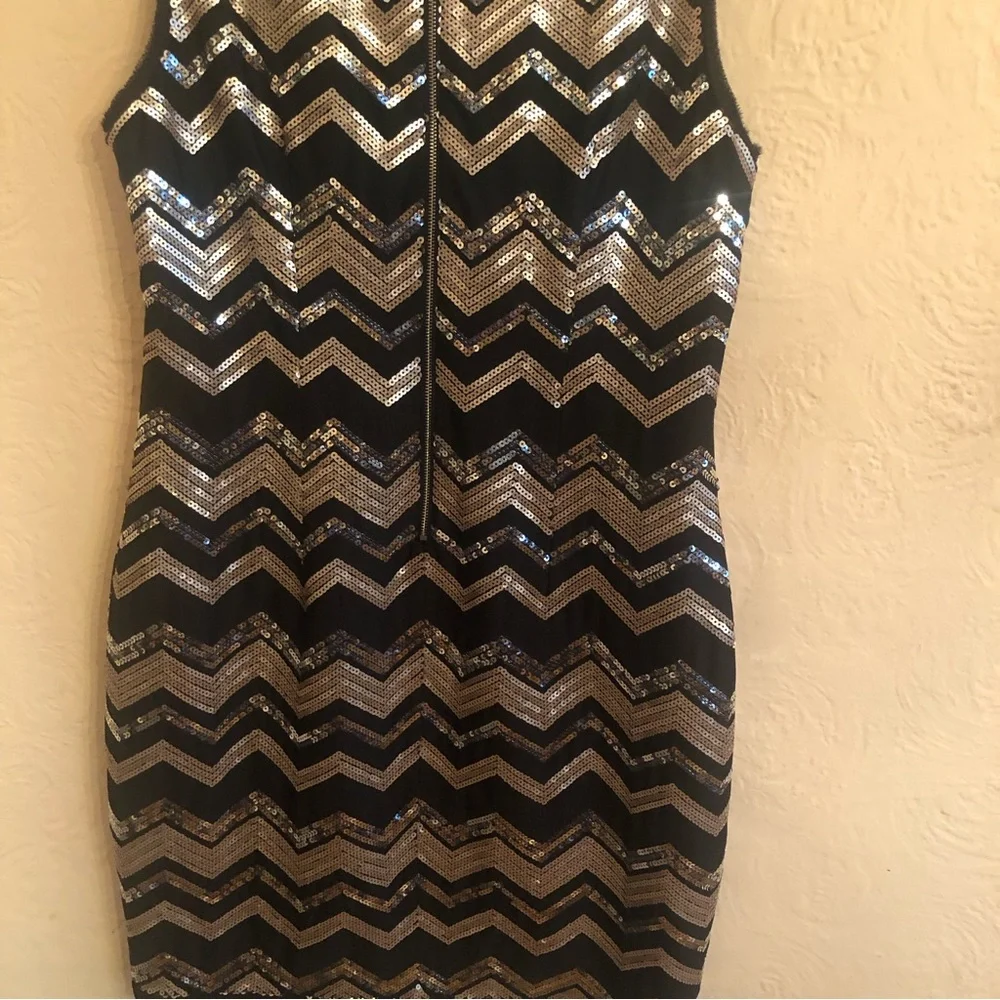 VINCE CAMUTO Sequined silver, matte gold chevron pattern dress - Picture 6 of 6